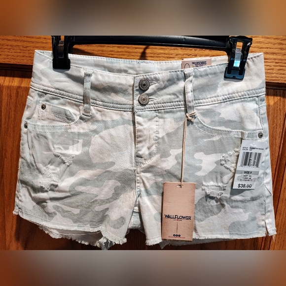 Wallflower Pants - NWT Wallflower Women's Camouflage Denim Shorts - Cream/Gray/Green, Size 0